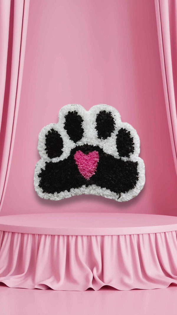Pink hand-tufted cat paw rug, 20x15 cm, handmade in Spain by VTTTF