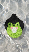 Hand-tufted green frog rug with blushing cheeks, 20x20 cm, handmade in Spain by VTTTF