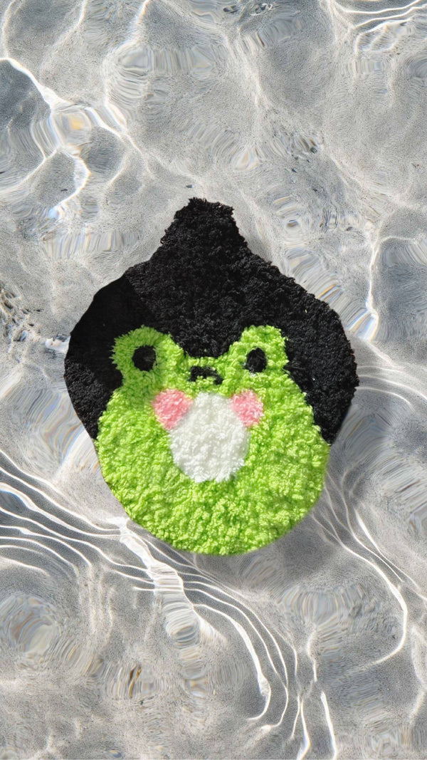 Hand-tufted green frog rug with blushing cheeks, 20x20 cm, handmade in Spain by VTTTF
