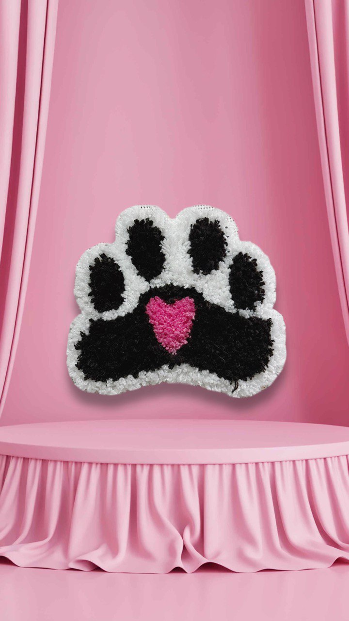 Pink hand-tufted cat paw rug, 20x15 cm, handmade in Spain by VTTTF